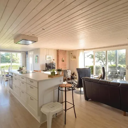Three-bedroom In Juelsminde * Sønderby